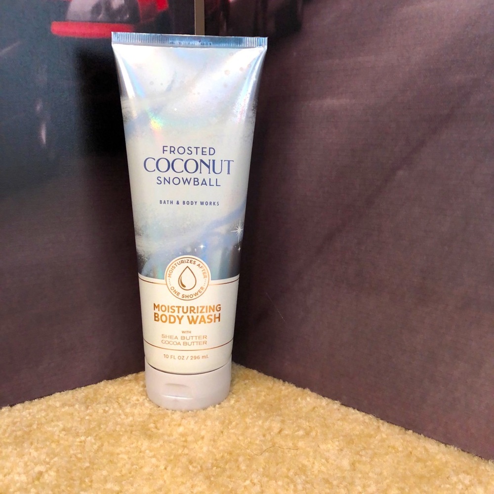 Bath and Body Works! Frosted Coconut Snowball!